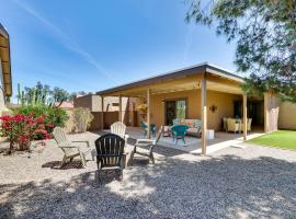 A picture of the hotel: Chic Sun Lakes Vacation Rental 9 Mi to Chandler!
