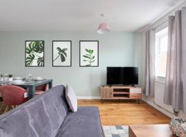 A picture of the hotel: Lovely Stylish House in Cambridge - Garden
