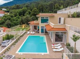 Foto di Hotel: Villa in Veprinac with a pool, sauna and a jacuzzi