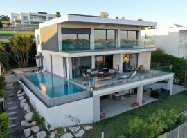 Hotel fotografie: Modern Villa with Sea & River View Pool and Gym.