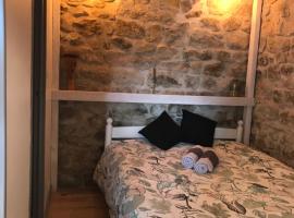 Hotel kuvat: Chambre atypique dans une cave voutée avec petit déjeuner