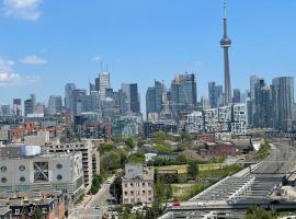 รูปภาพของโรงแรม: TORONTO SKYLINE VIEW CONDO LIBERTY VILLAGE (Private Room & Bath)