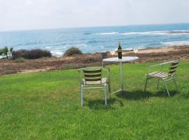 Zdjęcie hotelu: Sea Front Villa With Private Heated Pool, Quiet area Paphos 322