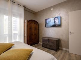 होटल की एक तस्वीर: LA LUPA Appartment- In the heart of Aosta with car Box - CIR Aosta 0009