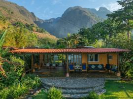 Lake Front Retreat at Los Elementos, hotell sihtkohas Santa Cruz La Laguna