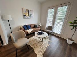 Hotel Photo: Urban chic living minutes to I-45 and I-610 #B