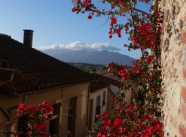 Hotel Foto: Chambre et salon climatisés chez l'habitant dans une maison de village de charme