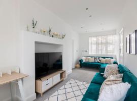 Hotel kuvat: Surrey Stays - 5bed house, sleeps 12, CR5, near Gatwick Airport