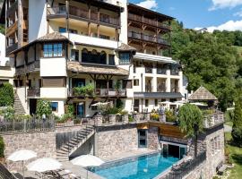 Hotel Paradies, готель у місті Тірес