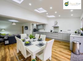 Hình ảnh khách sạn: LOW rate SPECIAL DEAL for a 3 Bedroom house with 2 Baths- near Coventry Community Centre and War Memorial Park with Parking and FREE unlimited Wi-fi - ARC