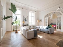 Hotel Photo: 2-Bedroom Apartment with Private Library