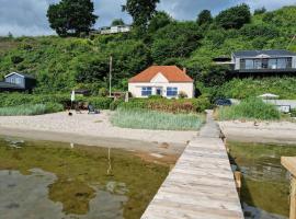 Hotel kuvat: Holiday Home With Private Beach And Fantastic View