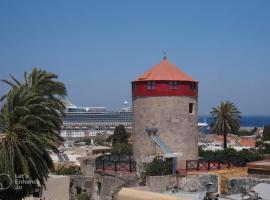 Hotel Foto: A medieval windmill tower with magnificent view