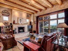 Hotel fotografie: Cowboy Villa, 2 Bedrooms, Sleeps 4, Pool Access, Views, Fireplace