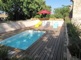 Fotos de Hotel: Delightful Village House Near Uzes with Pool