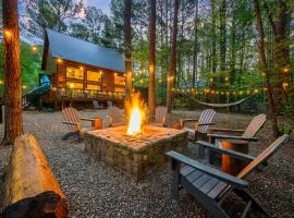 Hickory Bear - Cabin surrounded by pines, Sleeps 10, Hot Tub, Fire Pit, Arcade, Foosball Table & Deck Slide
