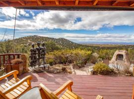 Hotel Photo: Sunlit Hills Art and Views, 3 Bedrooms, Sleeps 6, Hot Tub, Volleyball, WiFi