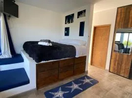 Casa Arrecife - Dorado Suite, Fast Wifi & Balcony! Beach is steps away!