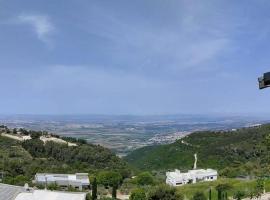 A picture of the hotel: Large Vacation Apartment With A Stunning View In Isfiya, Mount Carmel - דירת נופש עם נוף מדהים בעספיא