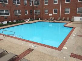 A picture of the hotel: 2BR Heritage Hill Apt Long Stay Discount