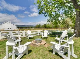 รูปภาพของโรงแรม: Quiet Farmhouse on 77 Acres Near Shenandoah River!