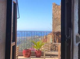 Foto di Hotel: Corse Balagne Cateri au dessus de Corbara - Logement Maison de Charme 80m2 -Terrasse vue inoubliable 40m2 - 4 personnes - Coup de coeur assuré