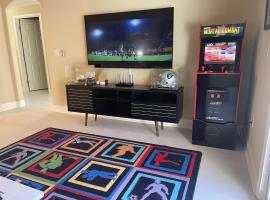 รูปภาพของโรงแรม: Sports Themed 2bedApt w BEST location fully stocked 2 parking