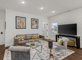 รูปภาพของโรงแรม: The Warhol - Pet-Friendly Apartment