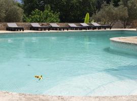 Fotos de Hotel: Logis d'hôte en rez de piscine