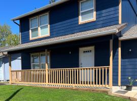 Hotel Photo: Teak- a North Albany family home