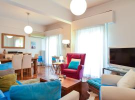 รูปภาพของโรงแรม: Athens Stylish apt next to the beach and port