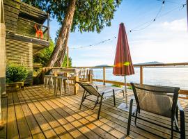Hotel fotoğraf: Waterfront Cottage With Superb Coastline Views