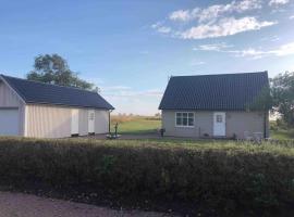 Hotel Photo: Modern house, views over the fields 5 min to beach