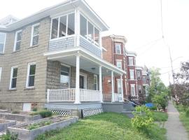 A picture of the hotel: Charming Victorian Home In Historic District