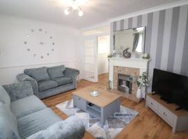 Hotel foto: Spacious three bedroom house with off road parking