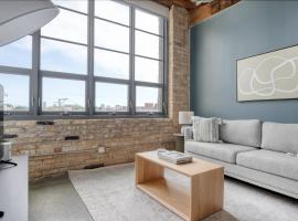 ホテル写真: Lincoln Park 2BR w wd gym roof nr I-90 CHI-782