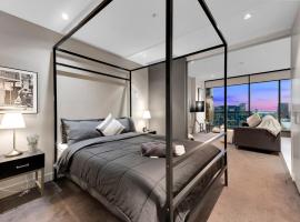 Opulent Level 25 Condo with Breathtaking Views, hotel in Melbourne