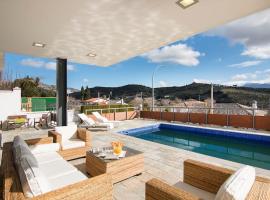 รูปภาพของโรงแรม: Relajante villa, deportes, piscina y vistas a S Nevada