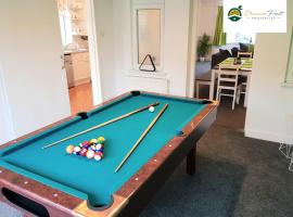 Hotel fotografie: 3 Bedroom 2 Bath House By Passionfruitproperties Near Coventry City Centre - Free Wi-fi, Pool Table And Garden - MAC