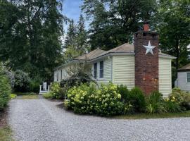 Foto di Hotel: Cozy 2-bedroom Cottage with Access to Bantam Lake