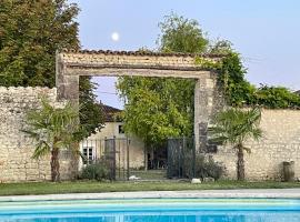 A picture of the hotel: Maison de 3 chambres avec piscine partagee jardin clos et wifi a Saint Palais du Ne