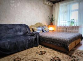 Hotel Photo: Уютная квартира возле ТЦ Вавилон, Ж/м Солнечный, Малиновского 12, 1-к