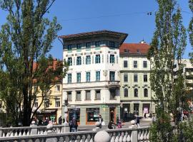 Foto di Hotel: Triple Bridge Ljubljana
