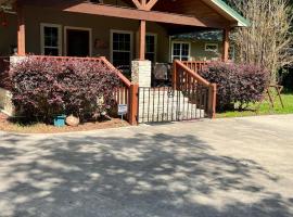 The Manor- 4 BR Home with Pool Table, Swimming Pond and Sand Volleyball, ξενοδοχείο σε Montgomery