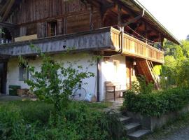 Hotel kuvat: Dachstockzimmer in altem Stöckli