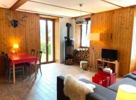 Charmant 2,5 pièces avec jardin à 2 pas du lac, hotel v destinaci Champex