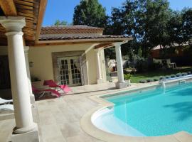 Foto di Hotel: Chambre d'Hôte Couguiolet - avec piscine