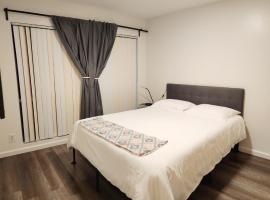 Hotel Photo: Centrally Located, 4x Queen, 300 MBPS Internet with Backyard!