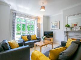 Hotel Photo: 83 - Superb Townhouse by Shortstays