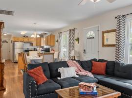 Modern Bungalow Home with Mid-Century Flair, отель в Спрингфилде